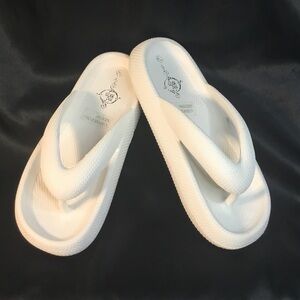 Sole Mate White Women's Foam Flip-Flop Sandals - Comfortable Everyday Thong